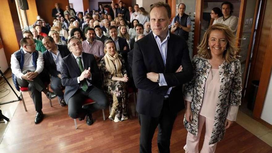 Teresa Mallada y Daniel Lacalle, en el inicio de la presentación del programa económico del PP.