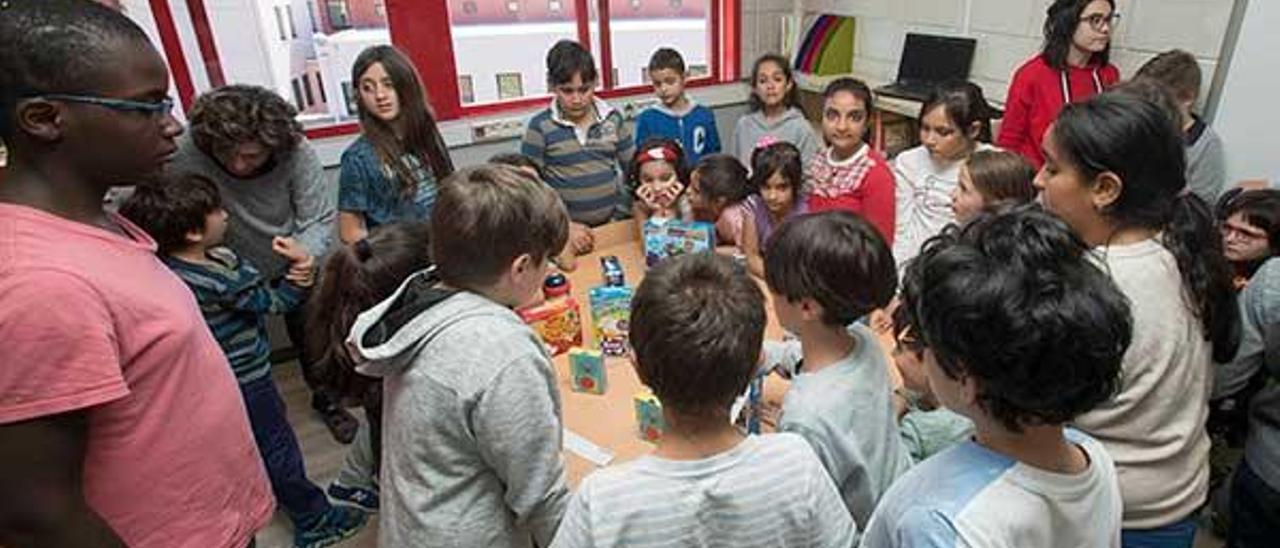 Alumnos el colegio, en la nueva biblioteca inaugurada el pasado jueves.  // Cristina Graña