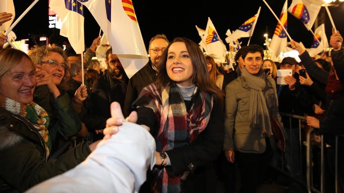 La candidata de C's a presidenta de la Generalitat, Inés Arrimadas, saluda, este lunes, al público del mitin de Cornellà de Llobregat.