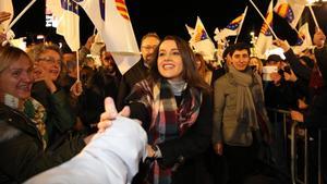 La candidata de C’s a presidenta de la Generalitat, Inés Arrimadas, saluda, este lunes, al público del mitin de Cornellà de Llobregat.
