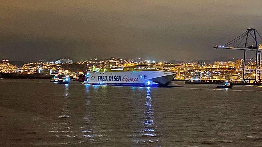 El catamarán, durante su llegada al Puerto de La Luz, ayer por la tarde. | | LP/DLP