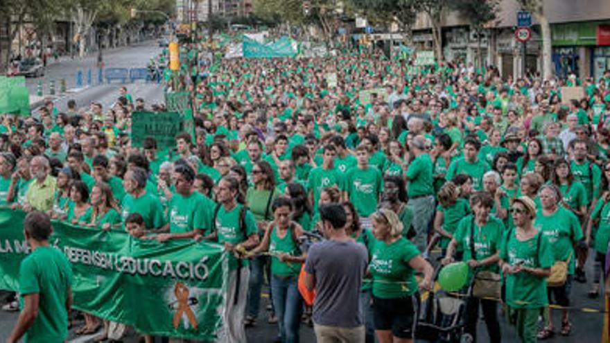 La cabecera de la manifestación, a su paso por Avenidas