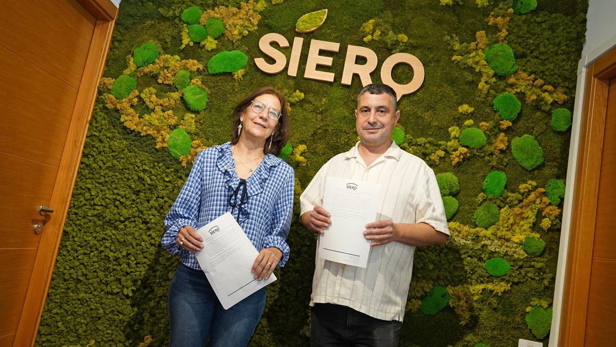 Los ediles Patricia Antuña y Javier Rodríguez, con las bases de las subvenciones