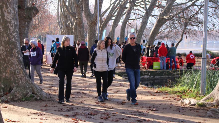 Mil voltes a l&#039;estany de Banyoles per recollir fons per La Marató de TV3