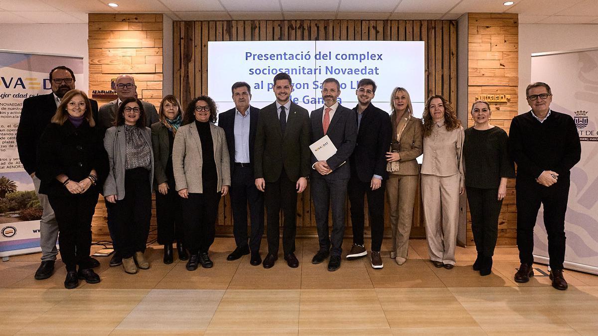 Los promotores del complejo sociosanitario de Sanxo Llop de Gandia, con las autoridades locales, al término de la presentación del proyecto.