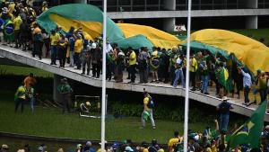 Manifestantes contra los resultados electorales y el gobierno del recién posesionado presidente Lula da Silva invaden el Congreso Nacional, el Supremo Tribunal Federal y el Palacio del Planalto, en Brasilia (Brasil), el 8 de enero de 2023.