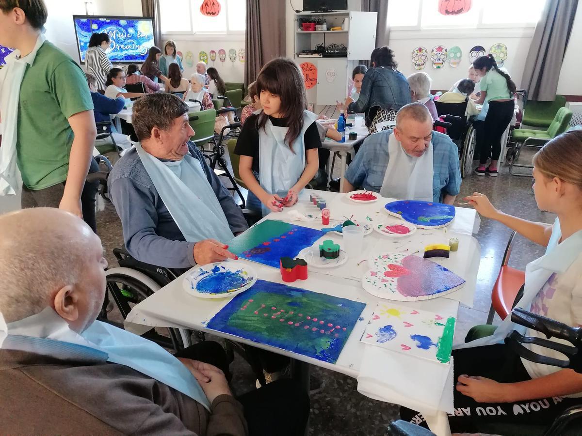 Alumnos del colegio Cuba y residentes en el centro de mayores Francisco Casanovas comparten actividades una vez a la semana en Torrevieja