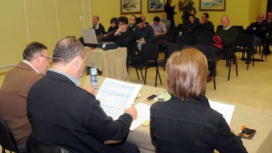 Los dirigentes y socios del Teucro, durante una asamblea del club. // Rafa Vázquez