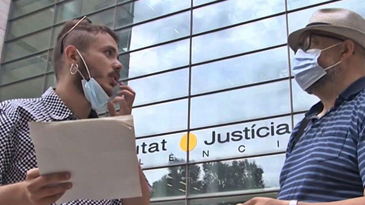 Alejandro Ocaña, a la izquierda, ayer a la puerta de la Ciudad de la Justicia en València.