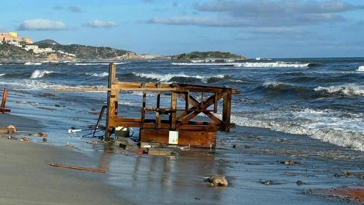 IBIZA: La furia de 'Harry' destroza una torre de socorristas en Ibiza