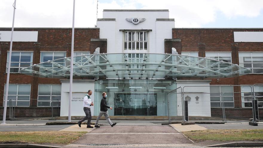 Un concesionario de Bentley cerrado por el coronavirus.
