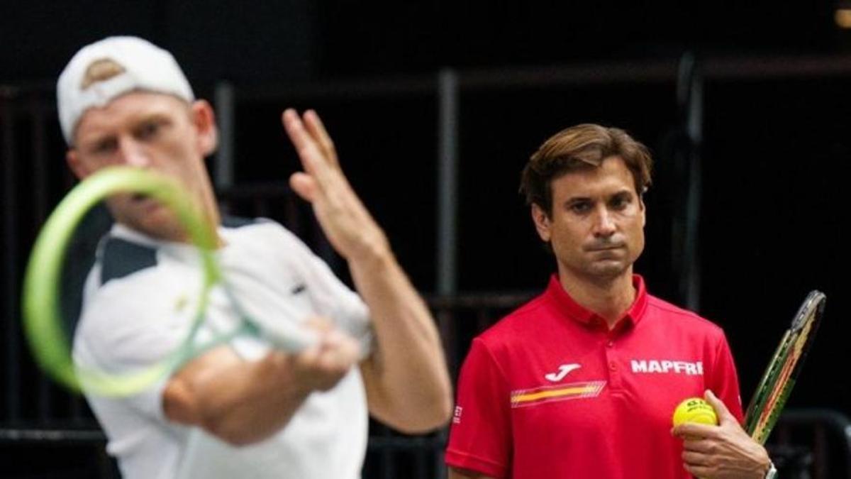Davidovich golpea ante la mirada preocupada de David Ferrer.