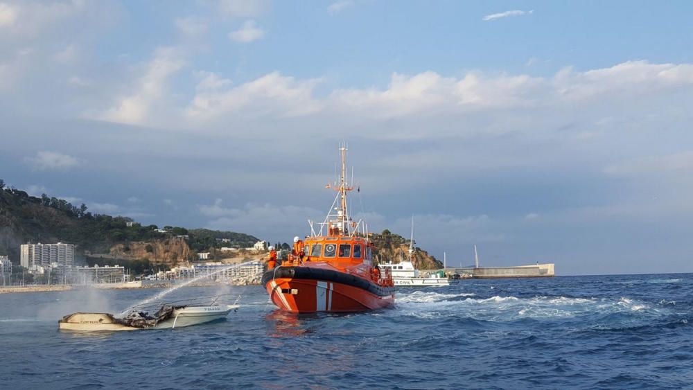 Una embarcació es crema i s'enfonsa a sa Palomera