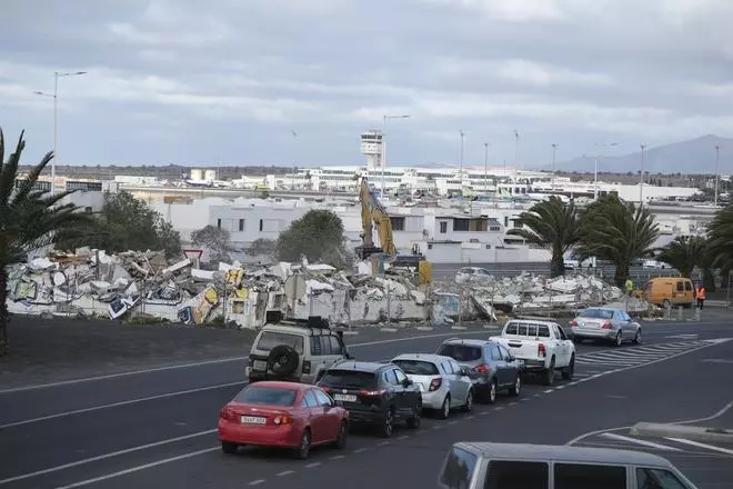 El Ayuntamiento de San Bartolomé derriba la antigua discoteca Maui en Playa Honda