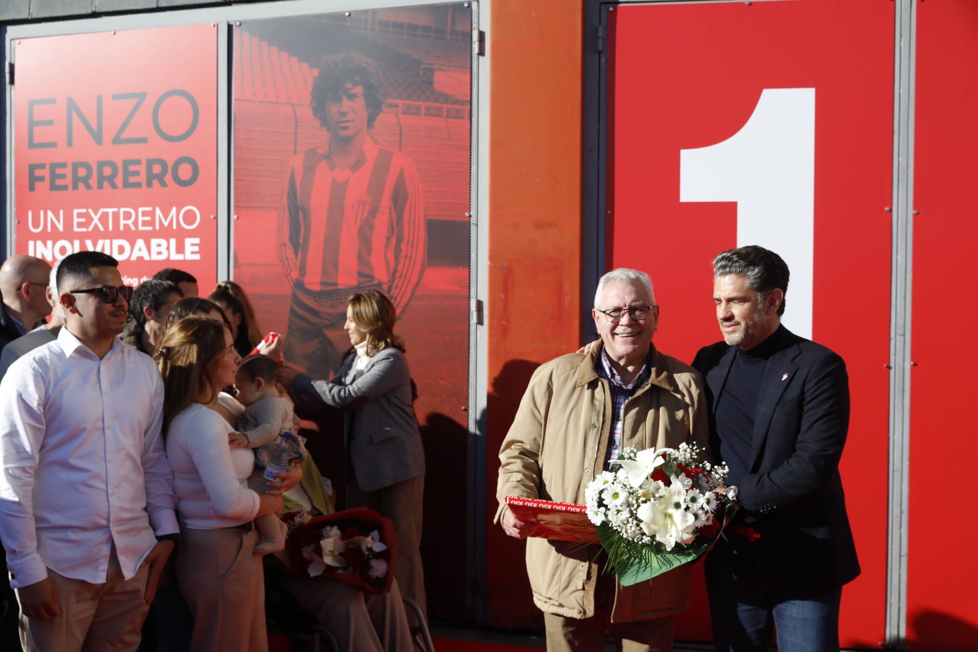 Enzo Ferrero descubre la puerta 11 de El Molinón