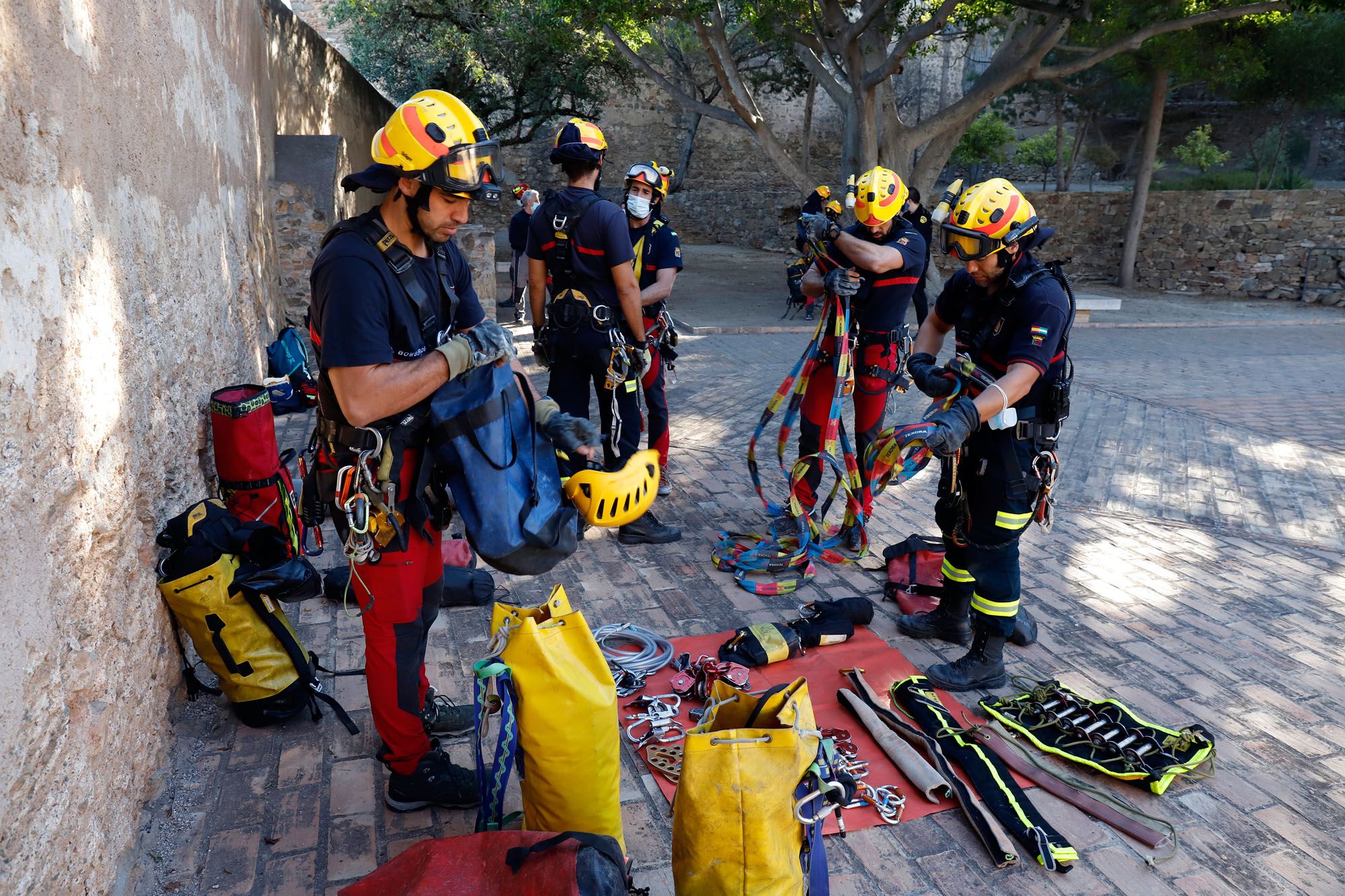 Los bomberos inspeccionan dos pozos en la Alcazaba y Gibralfaro. Foto: Álex Zea