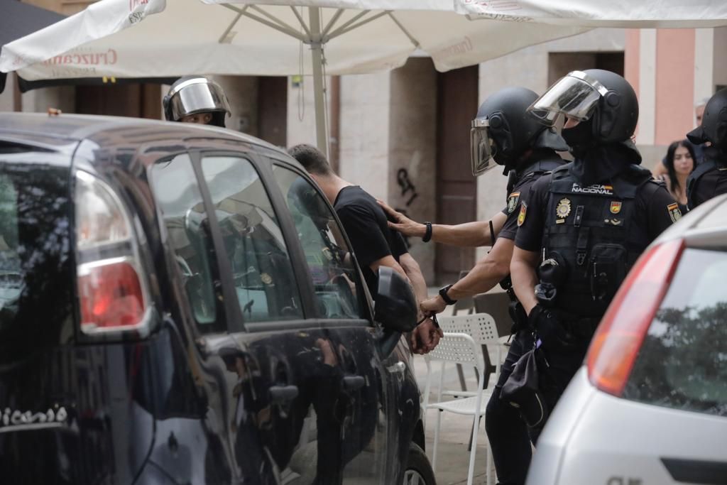 Operación antidroga en la plaza Atarazanas con dos detenidos