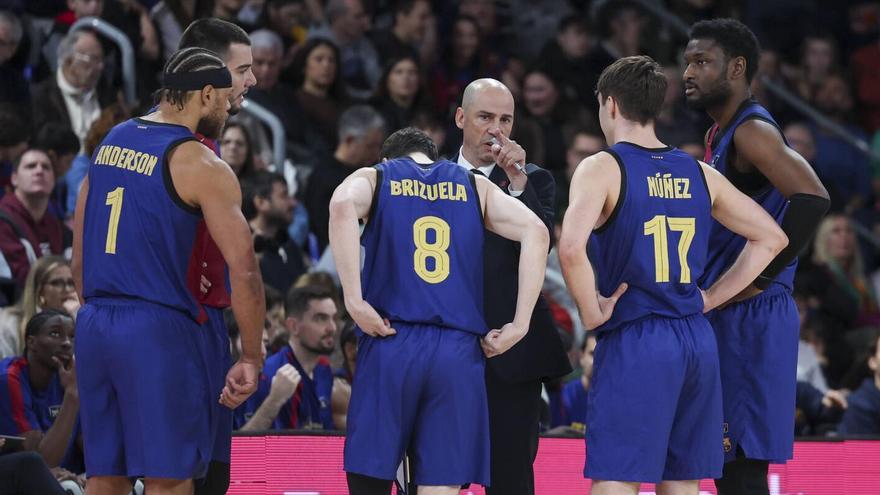 Peñarroya habla con sus jugadores en un descanso del Barça-Joventut.