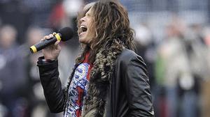El cantante de Aerosmith desafinó cantando el himno de Estados Unidos durante un partido de fútbol americano.