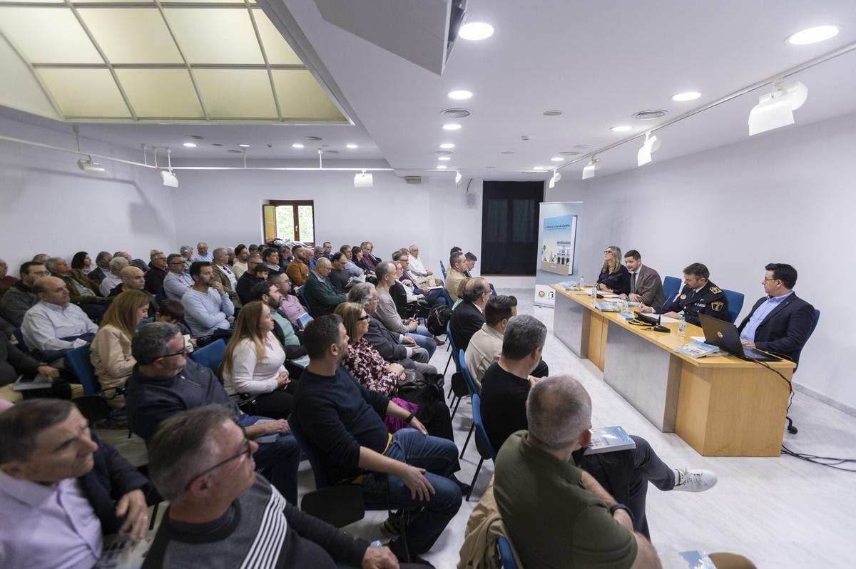 Taula presidencial, autoritats i públic assistent
