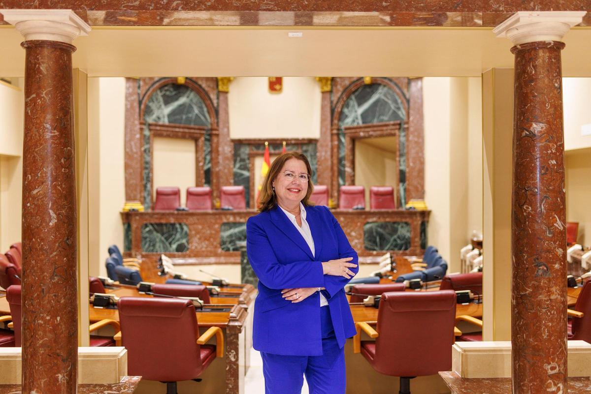Visitación Martínez, el jueves pasado ante el Salón de Plenos de la Asamblea.