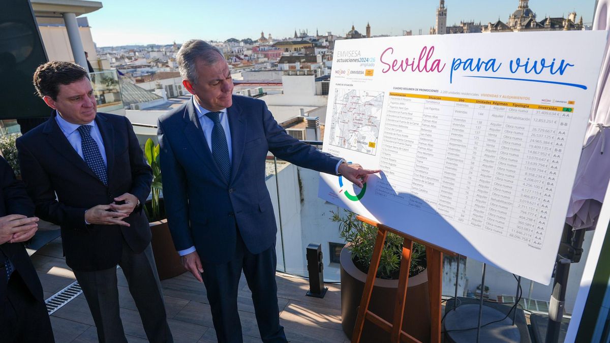 El alcalde de Sevilla, José Luis Sanz, junto al delegado de Urbanismo, Juan de la Rosa