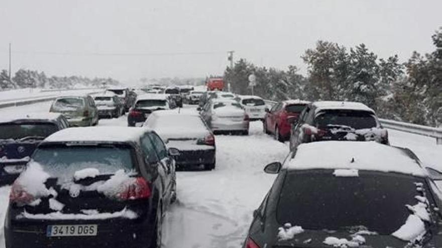 Cotxes atrapats per la neu a l&#039;AP-6, a Madrid, el 7 de gener.