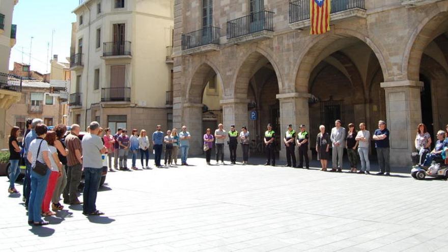 Un moment del minut de silenci davant l&#039;Ajuntament.