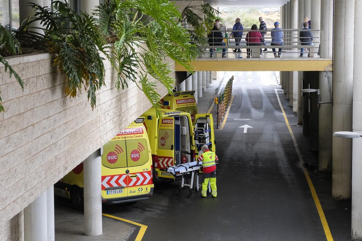 Ambulancias en la zona de Urgencias del Hospital Doctor Negrín