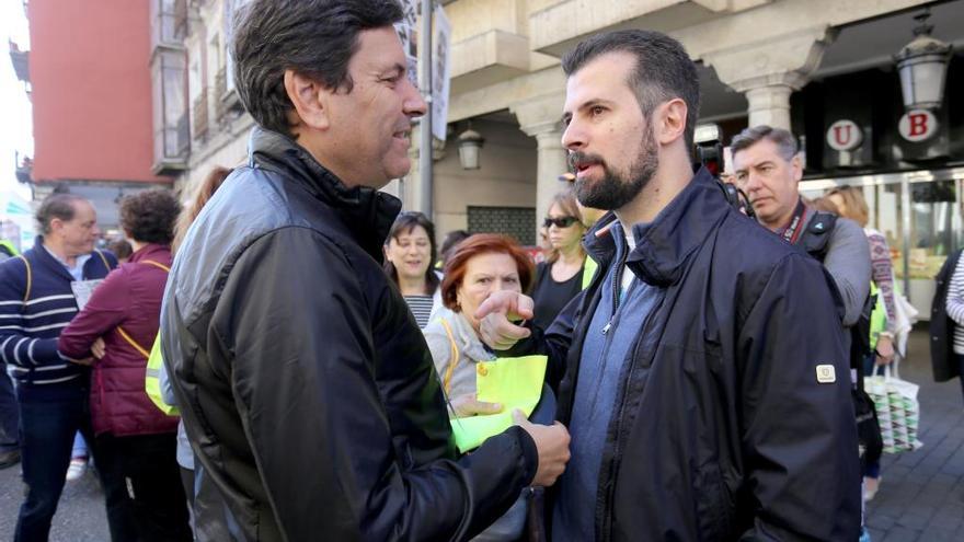 El socialista Luis Tudanca, derecha, conversa con el consejero de Empleo, Carlos Fernández Carriedo antes de la Marcha Asprona