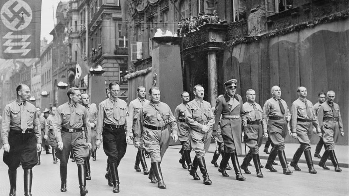 Hitler junto a altos líderes de la cúpula nazi.
