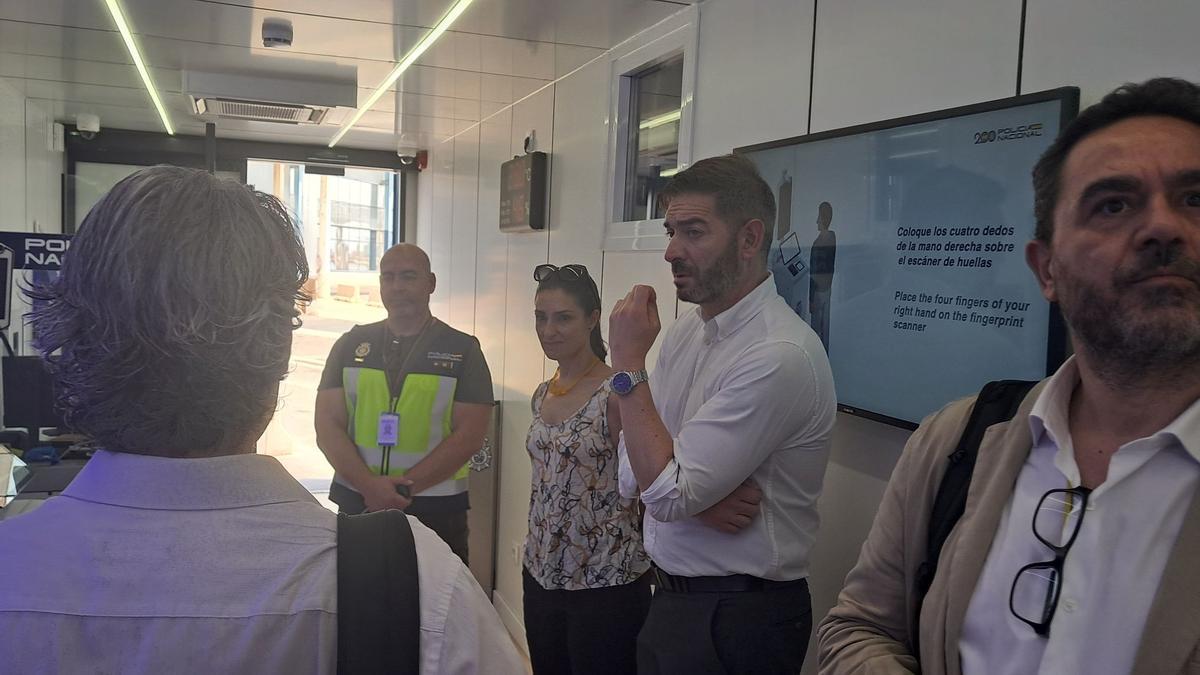 El director del Puerto durante una visita a la zona de los dispositivos de control.