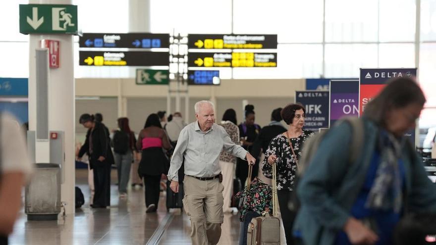Más de 50.000 murcianos viven en el extranjero, casi la mitad más que hace una década