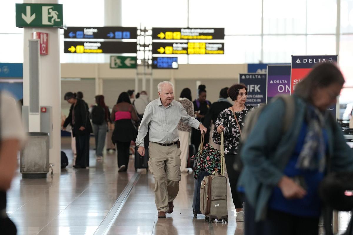 Viajeros en la T1 del Aeropuerto de Barcelona-El Prat.