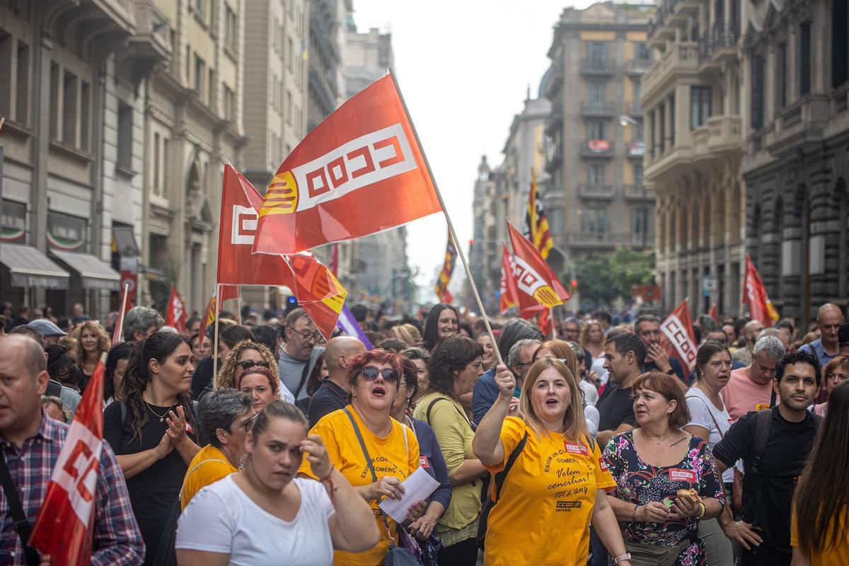 Manifestación de trabajadores del sector servicios para reclamar mejoras salariales y convenios justos, en Barcelona.