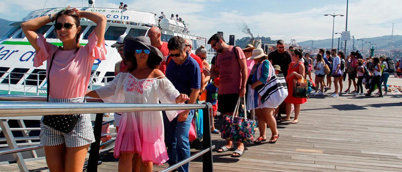 Turistas a punto de tomar el barco a las Islas Cíes // María R. Arias