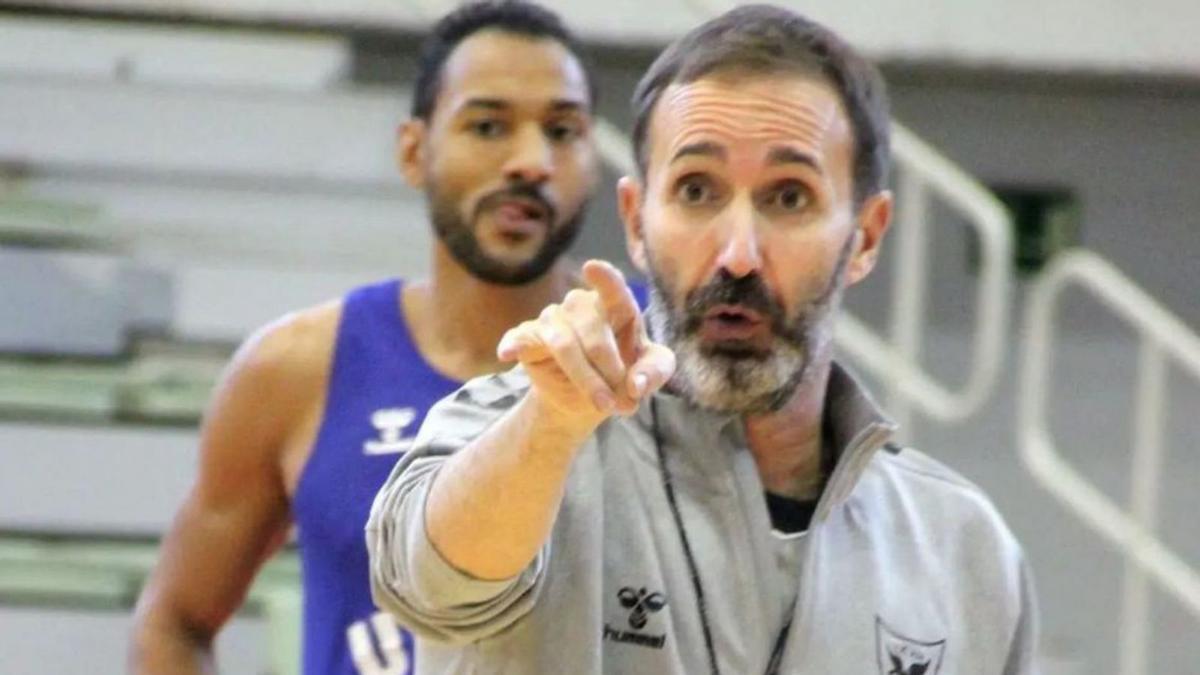 Sito Alonso, técnico del UCAM, durante un entrenamiento.  | PRENSA UCAM CB