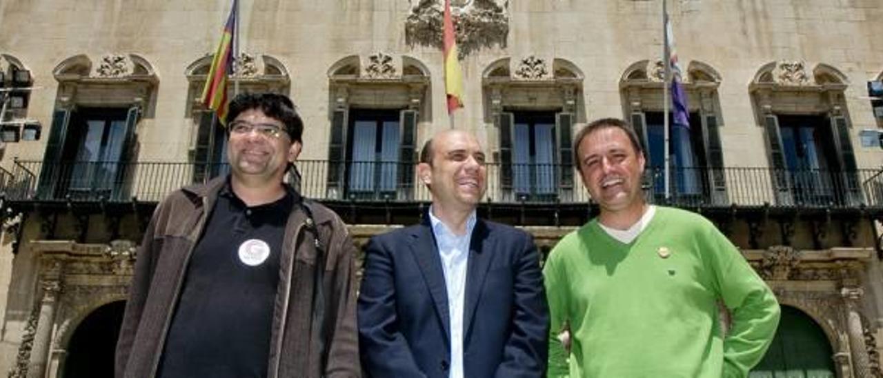 Miguel Ángel Pavón, Gabriel Echávarri y Natxo Bellido, ayer, frente al Ayuntamiento.