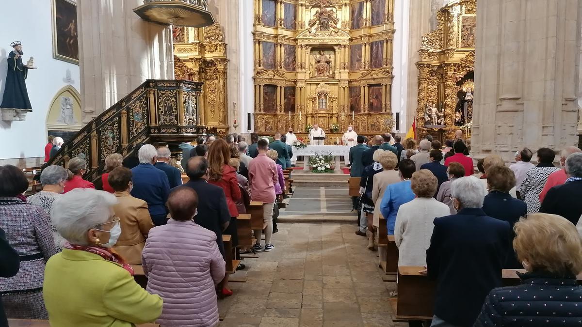 Vecinos de Toro arropan a la Guardia Civil durante la misa oficiada en San Julián de los Caballeros