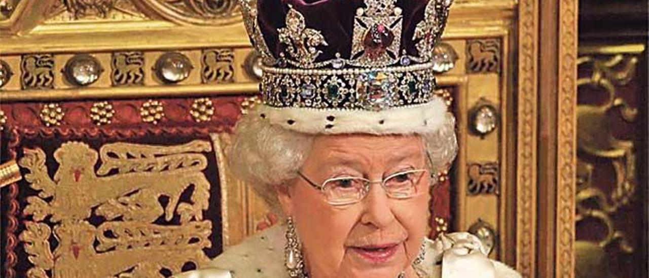 La reina Isabel II luce la corona real, adornada con el Koh-i-Noor, de 105 quilates.