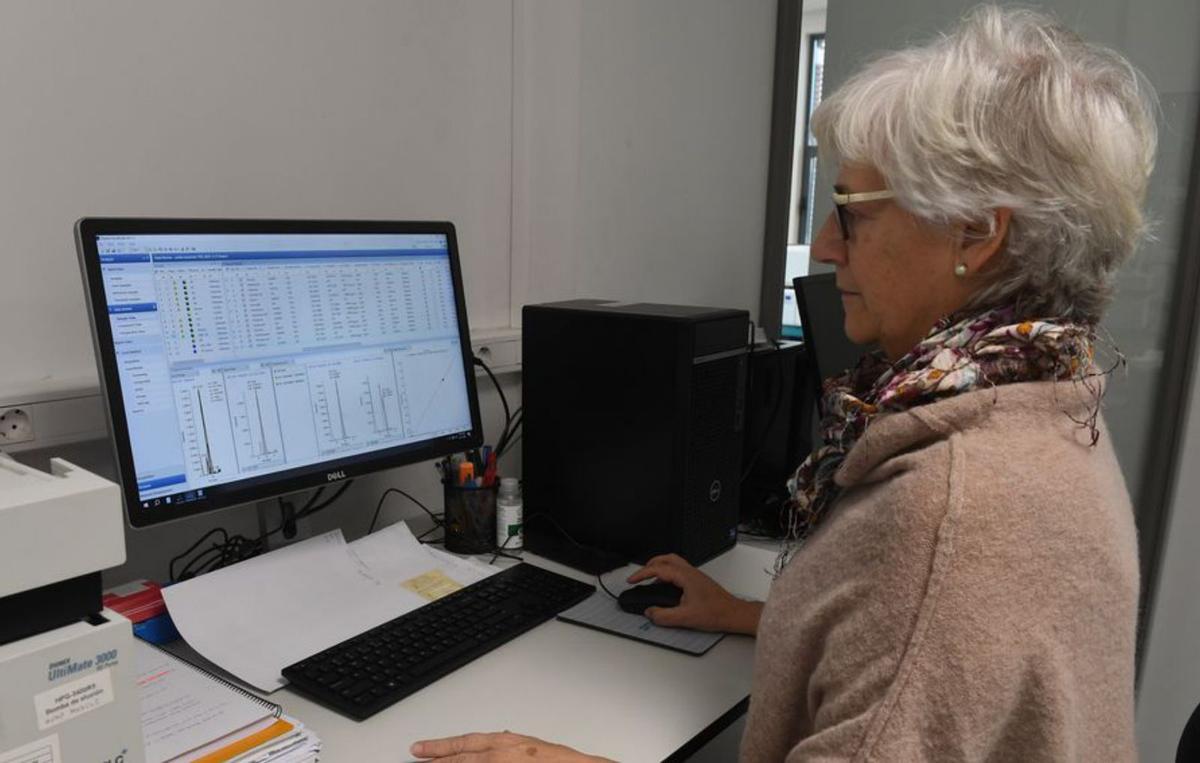 Mariluz Macho, la directora revisa los parámetros obtenidos. | Carlos Pardellas