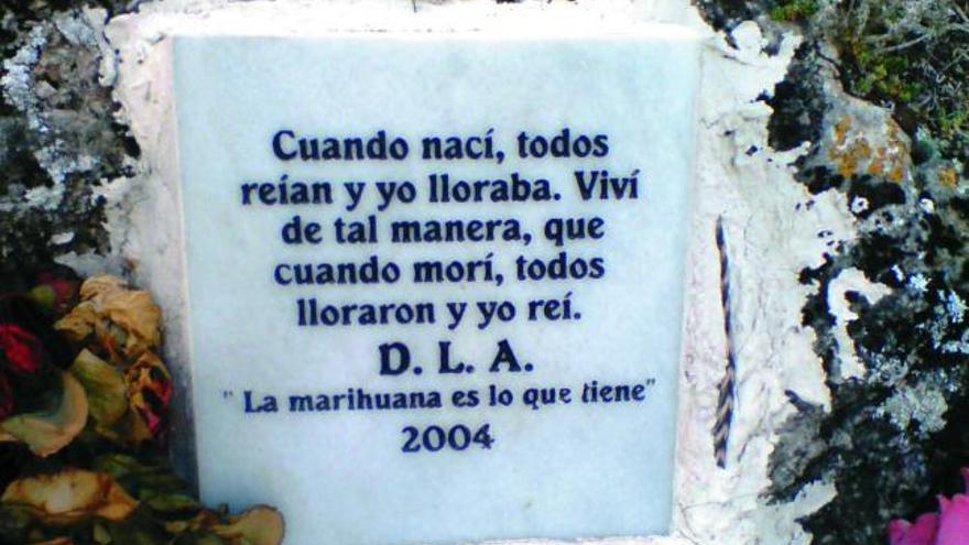 Cementerio de Riópar Viejo (Albacete). Un epitafio más que audaz. Está inscrito en una placa no mayor que un azulejo.