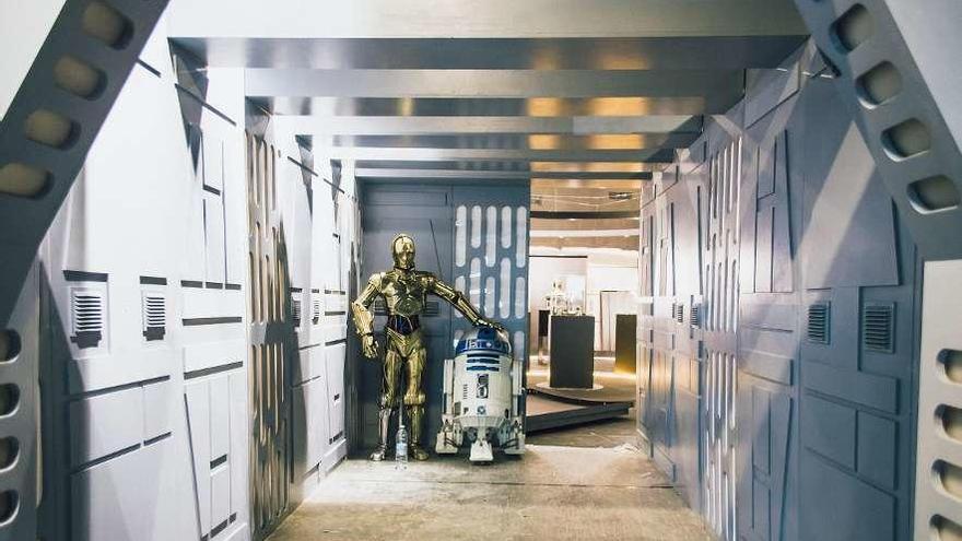 C3PO Y R2D2 expuestos en una nave de la exhibición &#039;La Saga de las Galaxias&#039;.