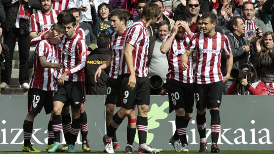 Muniain celebra el gol con sus compañeros.