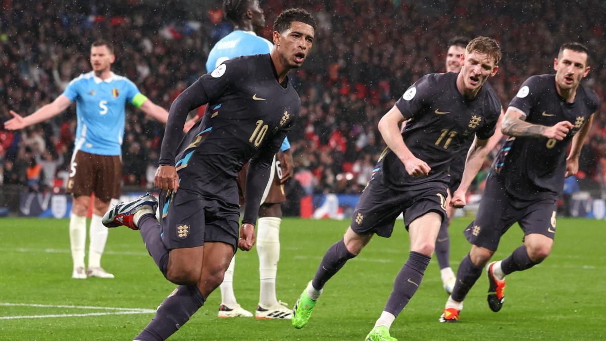 Jude Bellingham celebra su gol a Bélgica junto a Anthony Gordon y Lewis Dunk