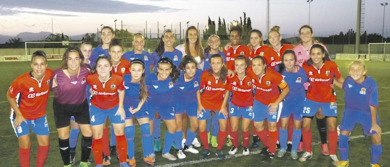 Las componentes de la selección balear y del Collerense femenino posan tras jugar por primera vez el 45 Torneig de sa Llum.