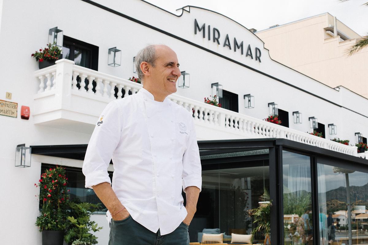 Paco Pérez, ante su restaurante Miramar.