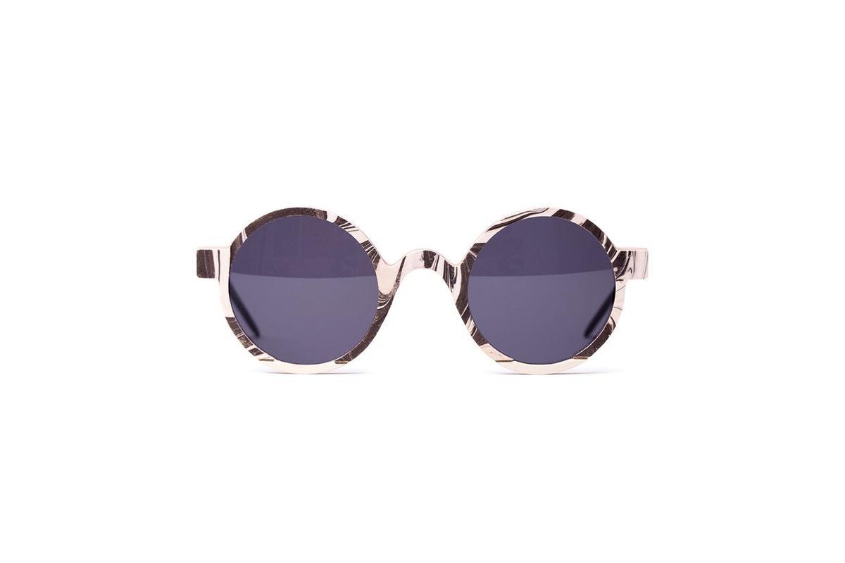 Gafas modelo Vincen (210 €). Ambos de Nina Mûr + Brianda F. J. Stuart