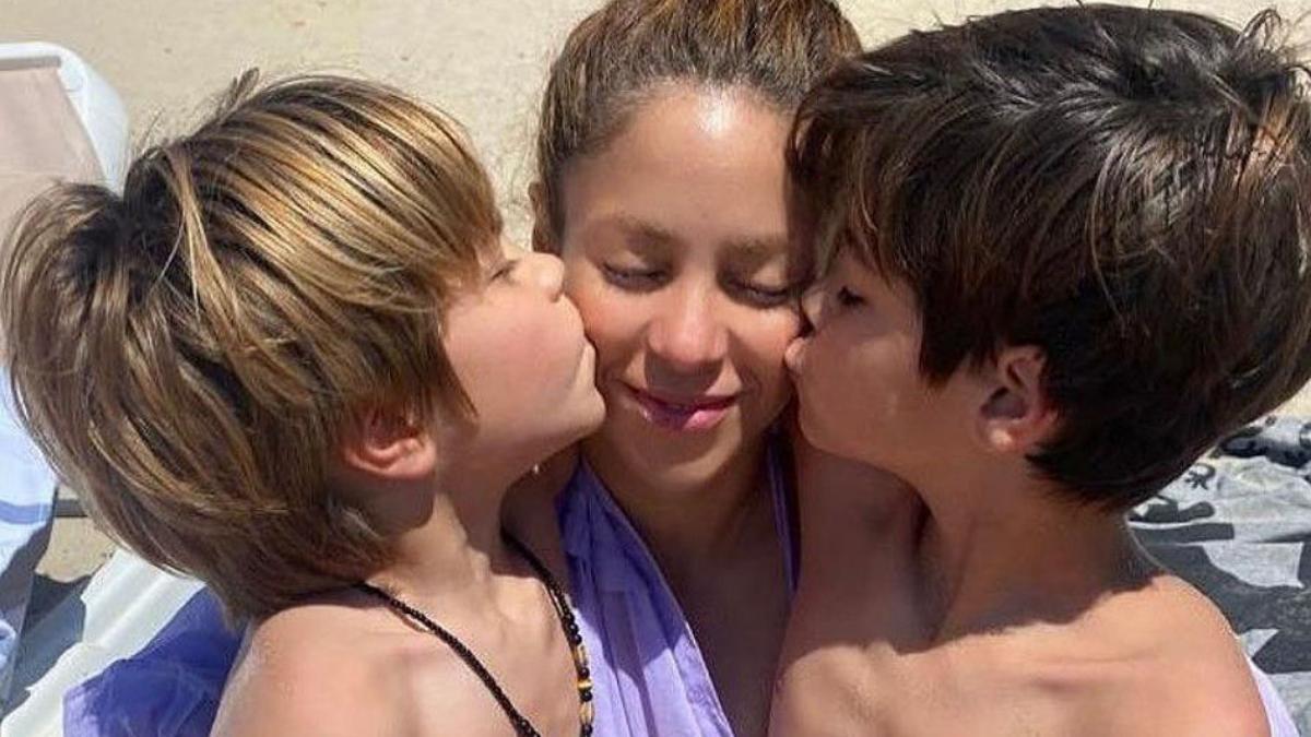 La cantante Shakira posa con sus dos hijos,  Milan y Sasha, en una imagen difundida por ella en Instagram.