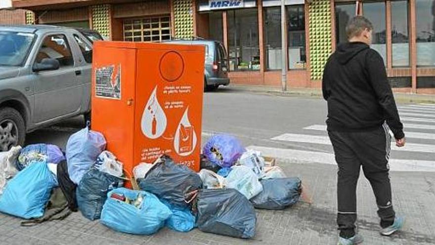 Bosses de deixalles a terra al carrer del Comte Oliba, ahir